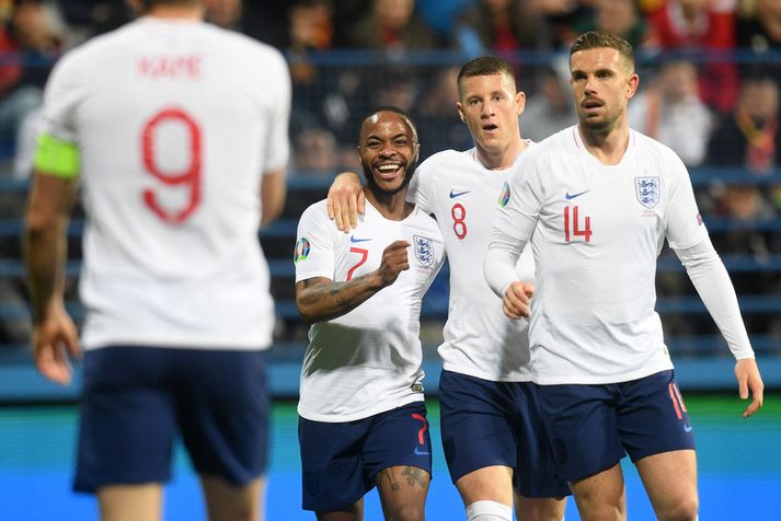 Raheem Sterling næsti fyrirliði enska landsliðsins? Sumir vilja sjá það og það strax ísumar. Hér fagnar hann marki með Ross Barkley og fyrirliðunum Jordan Henderson og Harry Kane.