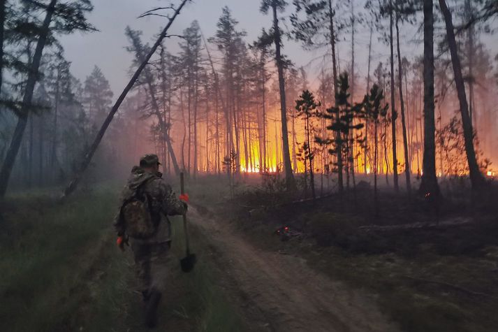 Slökkviliðsmaður við störf í Yakutia-héraði í Síberíu.