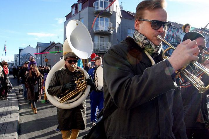 Lúðrablástur og skemmtikraftar settu svip á götuna.