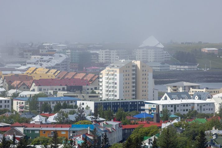 Hiti á landinu verður á bilinu tíu til tuttugu stig, hlýjast á Suðausturlandi.