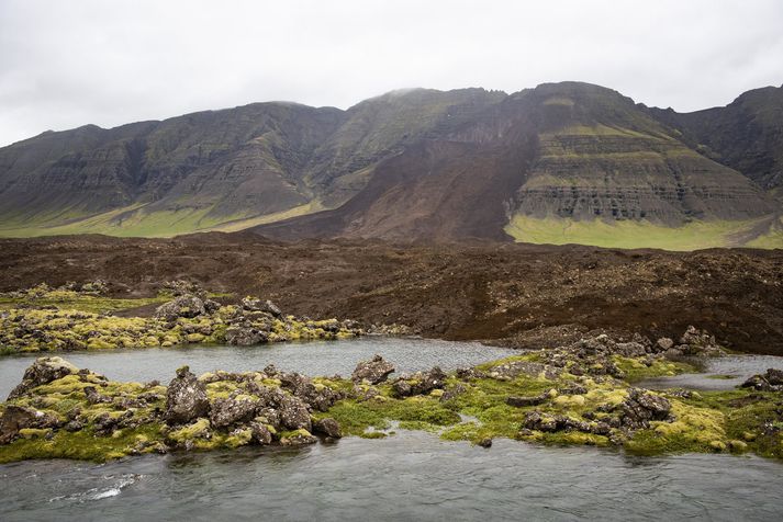 Fyrstu athuganir gefa til kynna að um 7 milljón rúmmetra "vanti“ í hlíðina ofan skriðutungunnar og dalbotninum, sem gæti verið u.þ.b. magnið sem fór af stað. 