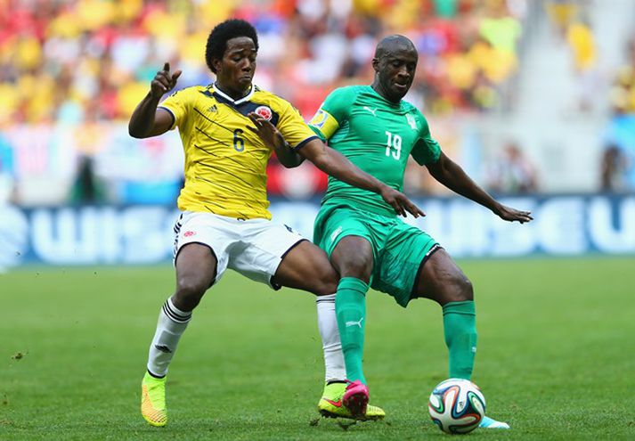 Sanchez í baráttunni við Yaya Toure í leik Kólumbíu og Fílabeinsstrandarinnar á HM.