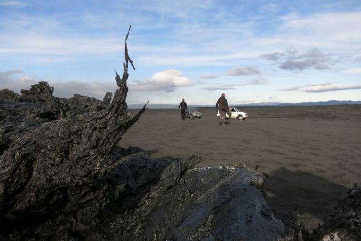 Tökumenn Stöðvar 2 við hið nýja hraun sem nú þekur svæði sem jafnast á við Grafarvog að umfangi.