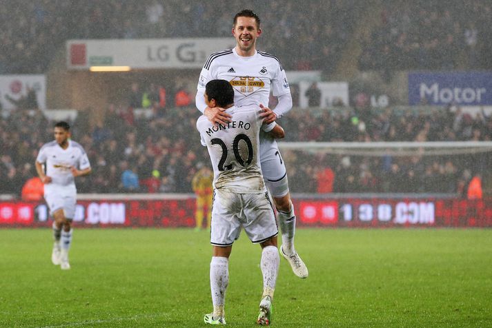 Gylfi Þór Sigurðsson fagnar með félaga sínum hjá Swansea City.