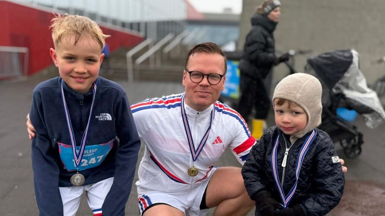 Þing­maður á verð­launa­palli með skólastrákum: „Auð­vitað er þetta fyndið“