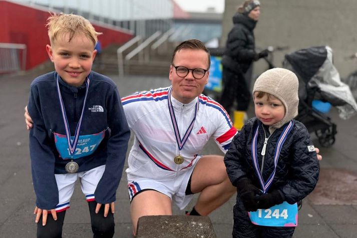 „Ég hljóp þarna með öflugum Ironman-pabba með barnavagn sem ég rétt hafði svo á lokasprettinum, en sonur hans endaði með á mér á verðlaunapallinum fyrir hönd þeirra feðga,“ segir Guðmundur, sem sést hér fyrir miðju. Til vinstri við hann er silfurhafinn Magnús Kjartan og til hægri er hinn 3 ára Leó, bronsverðlaunahafinn.