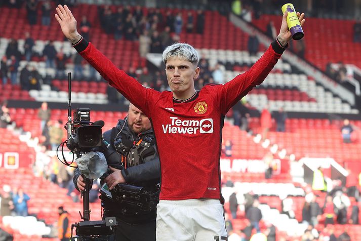 Alejandro Garnacho gengur af velli eftir sigur Manchester United á Old Trafford í dag.