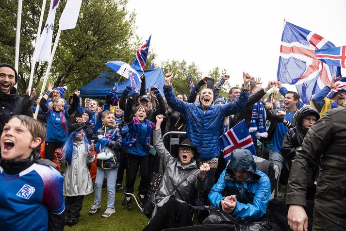 Það rigndi á áhorfendur sem höfðu komið sér fyrir í Hljómskálagarðinum síðastliðinn laugardag til að horfa á leik Íslands og Argnetínu en í dag ætti hann að haldast að mestu leyti þurr.