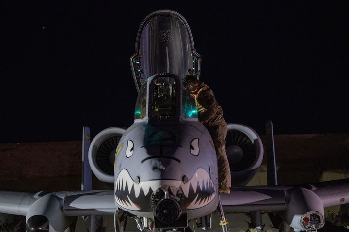 Flugmaður undirbýr A-10 herþotu fyrir flugferð á umsjónarsvæði CENTCOM.
