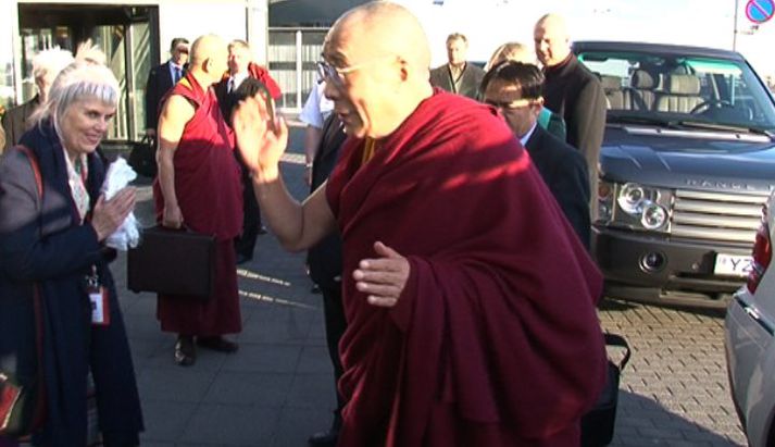 Dalai Lama við komuna til landsins í gærkvöldi.