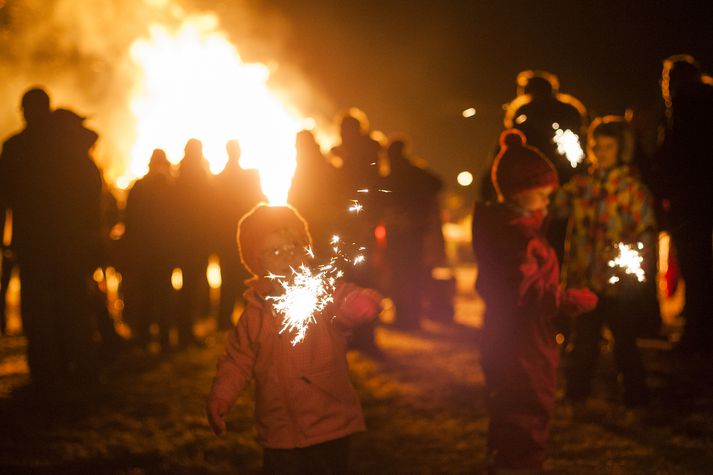 Stjörnuljós verða að duga á þrettándabrennu Kjósarhrepps.