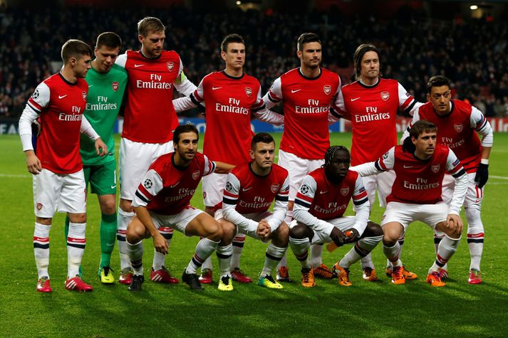 Fyrir leikinn í gær. Flamini er neðst niðri til vinstri með klipptar ermar.