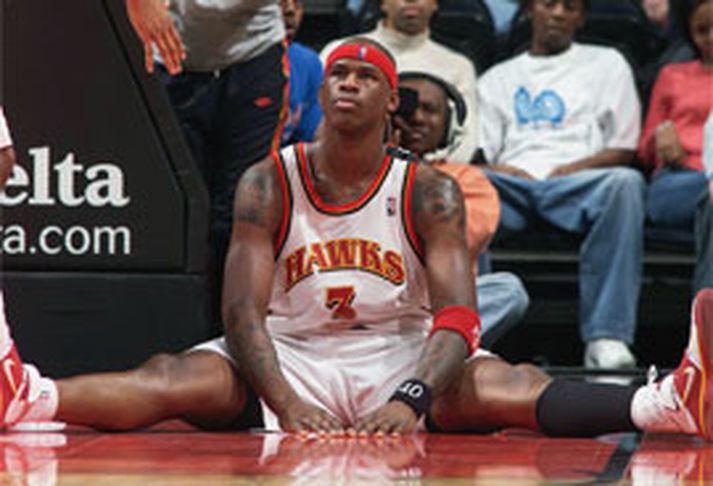 Al Harrington og félagar í Atlanta Hawks gátu loks fagnað sigri í nótt eftir tap í níu fyrstu leikjunum