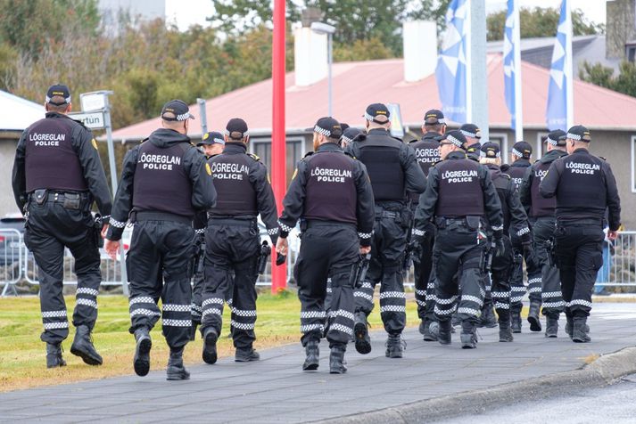 Í svari embættis ríkislögreglustjóra segir að í þjálfun lögreglumanna hér á landi sé kennt að þegar handjárna þurfi einstakling sem liggi á maganum verði að gæta vel að því hvar þeir setji þungann á viðkomandi.