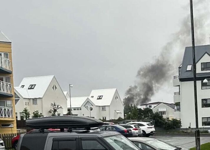 Svartur reykur berst frá bílnum. 