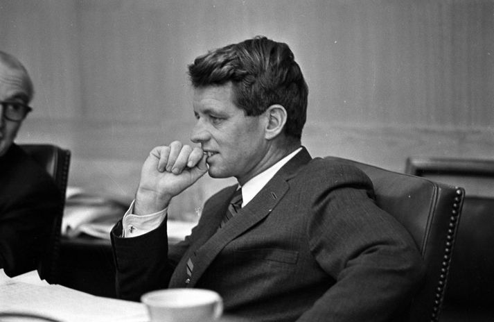 Robert F. Kennedy hugsi á fundi. Hann var myrtur árið 1968 þegar hann var í harðri kosningabaráttu til forseta vestanhafs. 24 ára gamall Palestínumaður skaut Kennedy til bana þegar sá síðarnefndi stytti sér leið í gegnum eldhús á hóteli í Los Angeles á leið á blaðamannafund.