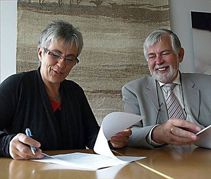 undirritun Valgerður Stefánsdóttir, forstöðumaður SHH, og Sighvatur Björgvinsson, framkvæmdastjóri ÞSSÍ.
mynd/gunnar salvarsson