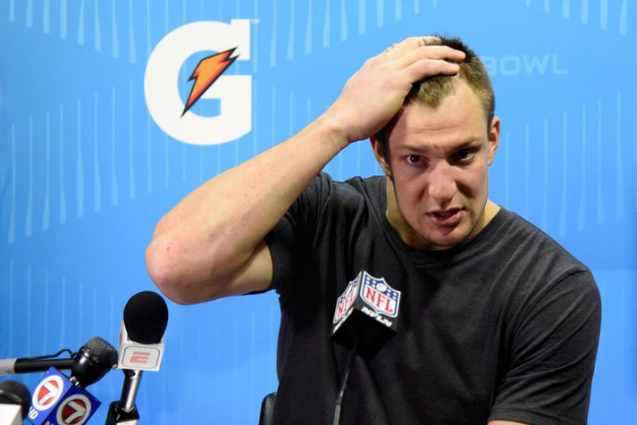 Gronkowski ræðir við fréttamenn eftir leikinn í nótt.