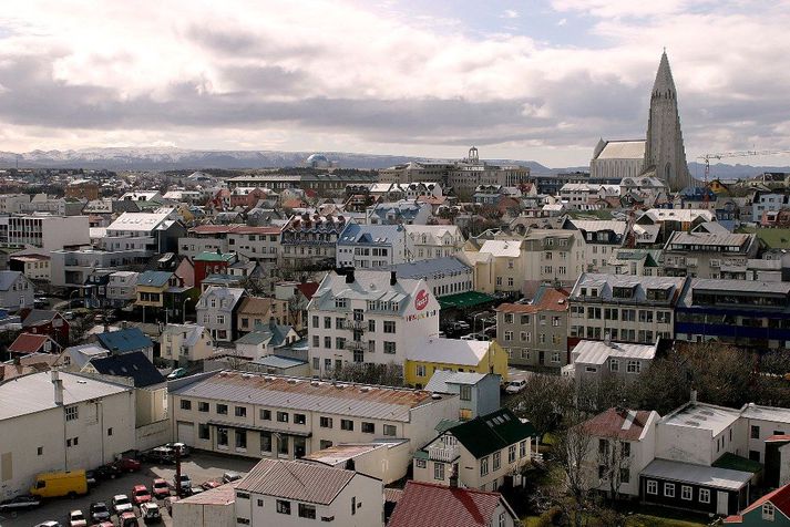 Maðurinn og konan hittust á skemmtistað í miðbæ Reykjavíkur.