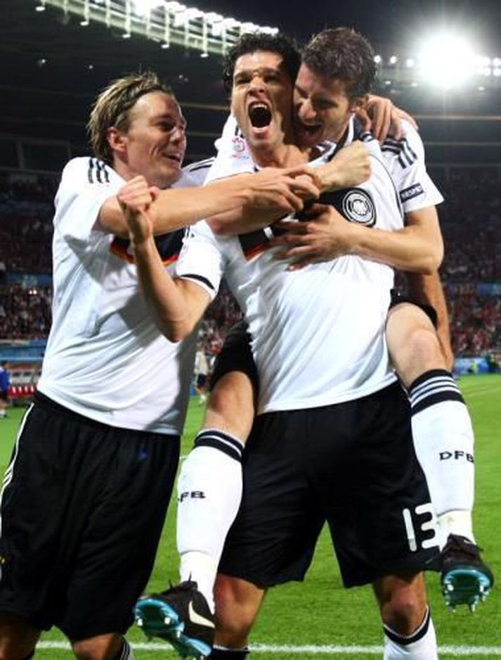 Óvíst er hvort Ballack geti leikið gegn Wales á miðvikudag.
