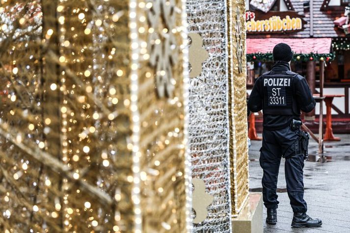 Aukin öryggisgæsla er á jólamarkaðnum í Magdeburg í ár, en í fyrra létust sex þegar bíl var ekið á hóp fólks á markaðnum.