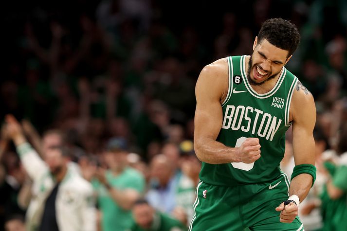 Jayson Tatum lét smávægileg meiðsli ekkert á sig fá og átti frábæran leik í nótt. 