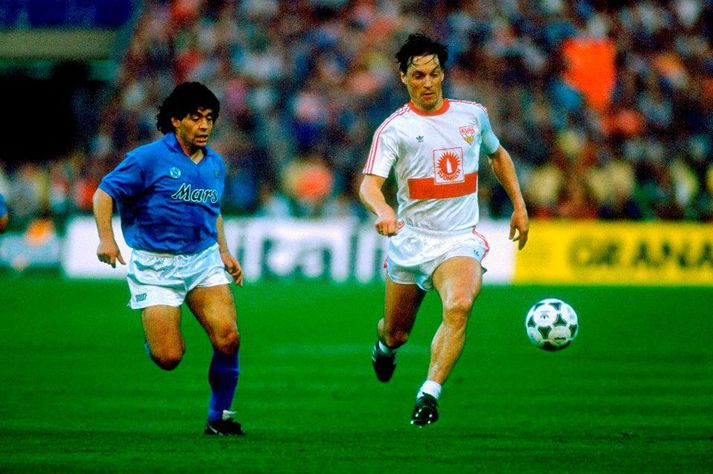 Ásgeir Sigurvinsson og Diego Maradona í úrslitum Evrópukeppni félagsliða 1989.