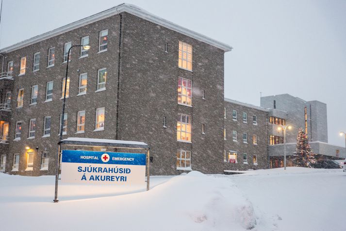 Konan var flutt á Sjúkrahúsið á Akureyri þar sem búið var um fótbrotið.