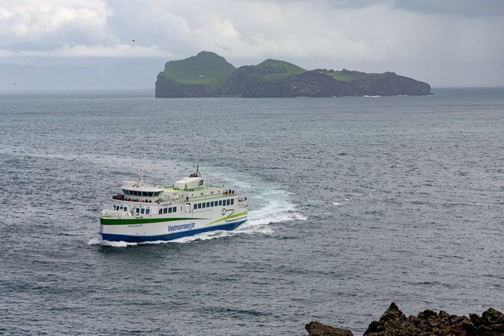 Herjólfur á siglingu við Vestmannaeyjar. Skipið mætir aftur til Eyja í næstu viku.