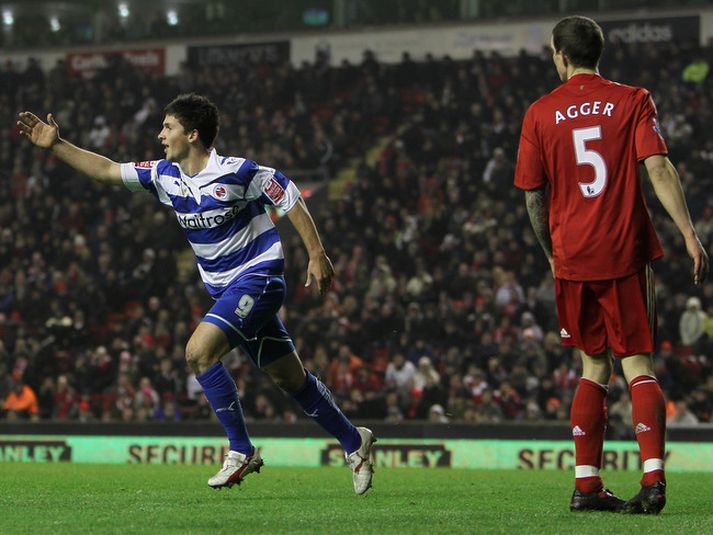 Shane Long fagnar marki á móti Liverpool.
