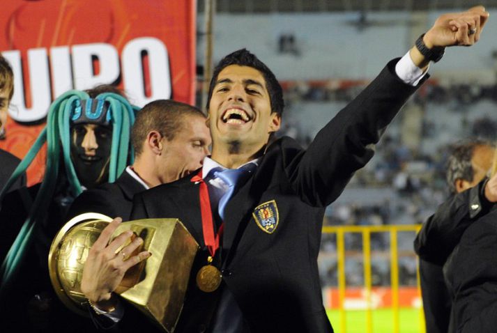 Luis Suarez með verðlaun sín að loknum sigrinum á Paragvæ.