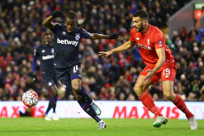 Caulker reynir hér að stöðva Enner Valencia í leiknum.