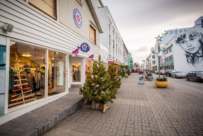 Nýsamþykkt miðbæjarskipulag gengur út á að opna svæðið og á húsið að víkja. Oddviti Samfylkingarinnar bæði teiknaði skipulagið þar sem húsið á að víkja sem og að teikna breytingar á húsinu.