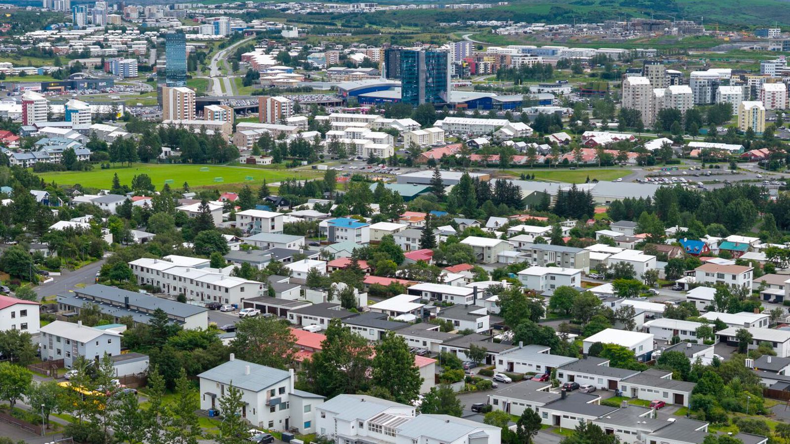 Kona með al­var­lega á­verka eftir líkams­árás