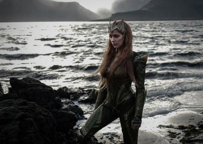 Amber Heard í gervi Meru við tökur á Justice League á Ströndum. Þeir sem þekkja ágætlega til á þessu svæði telja líklegt að myndin sé tekin í fjörunni í Gjögri á Ströndum.