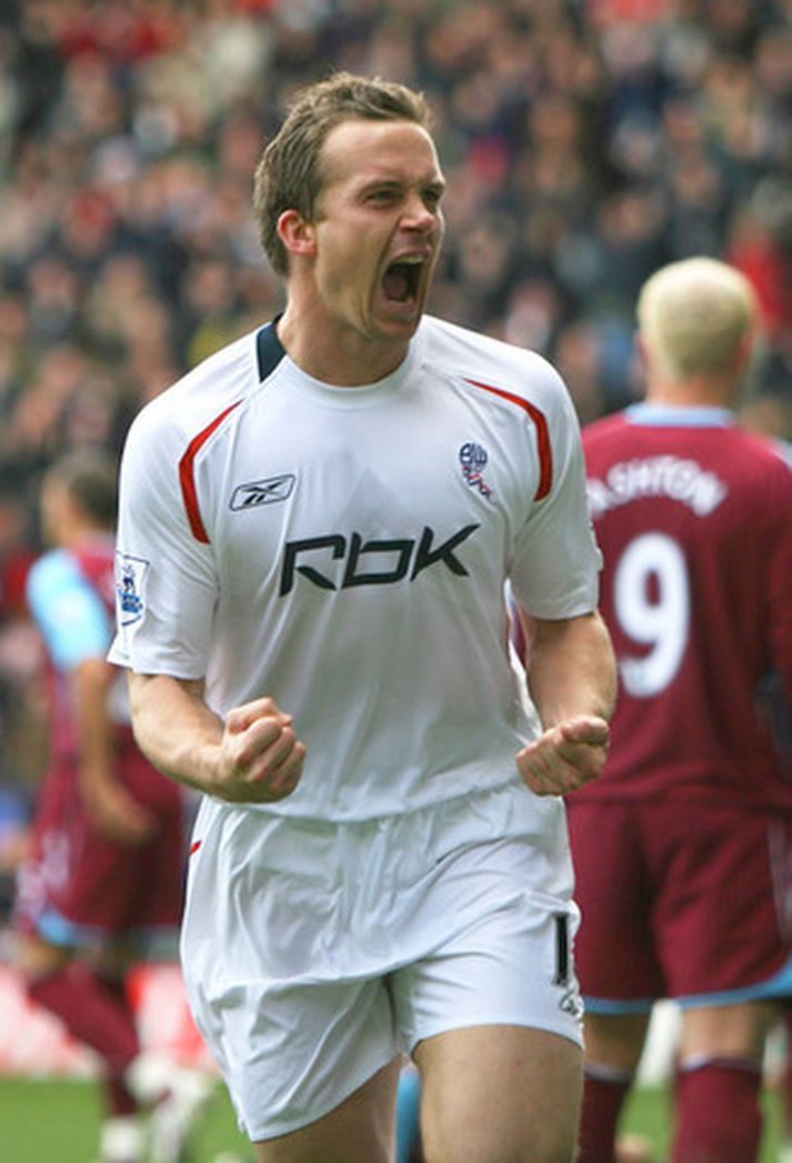 Kevin Davies, leikmaður Bolton, fagnar sigurmarki sínu um helgina.