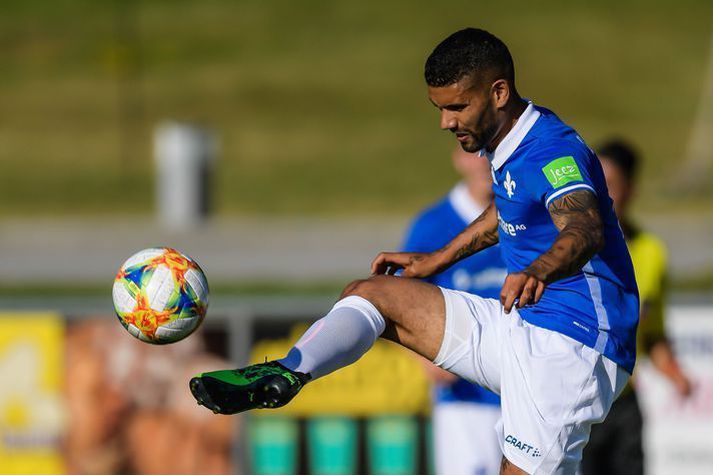 Guðlaugur Victor nældi sér í gult spjald í 2-1 sigri.