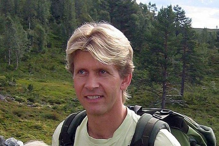 Oddbjørn leggur mikið á sig til að finna draumakonuna sína, sem hann hefur rekist á í tvígang hérlendis en aldrei náð að tala við.