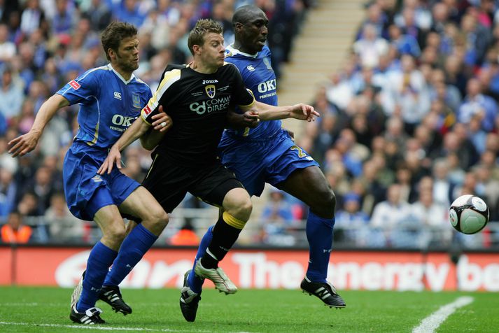 Sol Campbell og Hermann Hreiðarson samtaka í leik með Portsmouth.