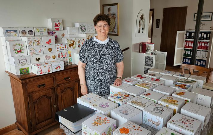 Jóhanna Gunnhildur Stefánsdóttir, servíettusafnari með meiru í Hafnarfirði, sem á um 90 þúsund servíettur.