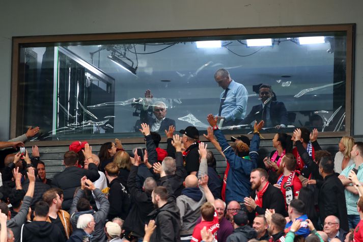 Mourinho veifar til áhorfenda á Old Trafford í dag.