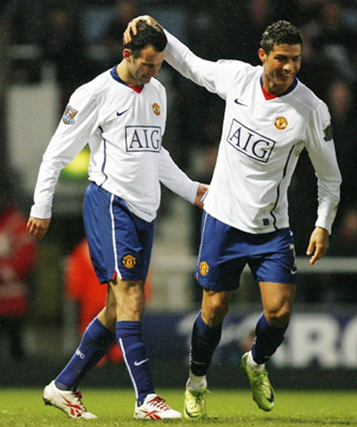 Giggs fær klapp á kollinn frá Cristiano Ronaldo