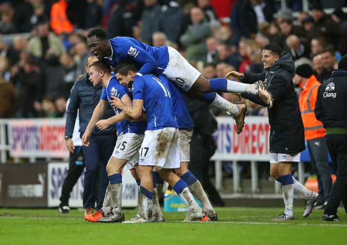 Leikmenn Everton fagna sigurmarki Cleverley í gær.