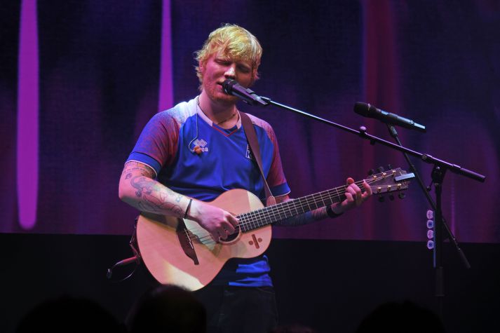Ed Sheeran á tónleikum í íslenskum landsliðsbúningi.