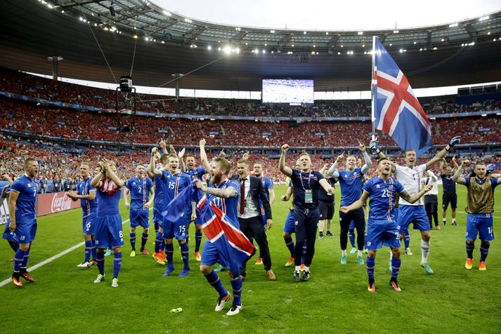 Strákarnir fagna í leikslok á Stade de France.