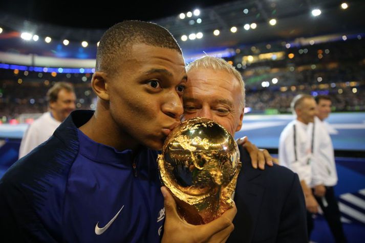 Kylian Mbappé sló endanlega í gegn á HM í Rússlandi og fékk að kyssa gullstyttuna. Hann mætir til Katar sem verðmætasti leikmaður heims.