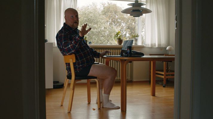 Grétar Guðjohnsen með snakkpokann við höndina í atvinnuviðtali.