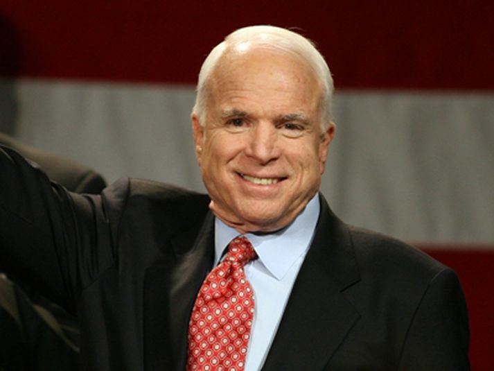 John McCain fagnar góðum árangri undir lok Ofur-þriðjudagsins.