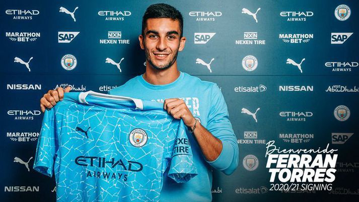 Ferran Torres með Manchester City treyjuna.