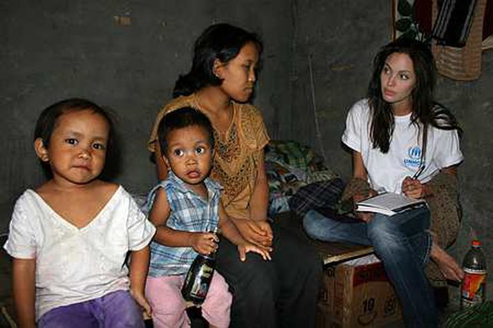Angelina Jolie, velgjörðasendiherra Sameinuðu þjóðanna, ásamt börnum í Búrma.